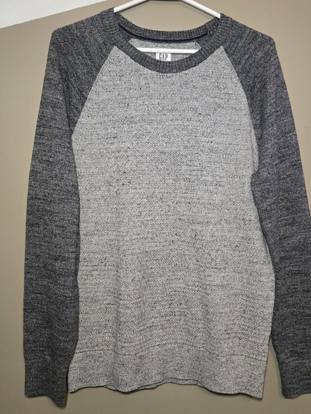 Gap Men’s Long Sleeve Sweater Crew Neck Knit Dark/Light Gray Size Medium Raglan